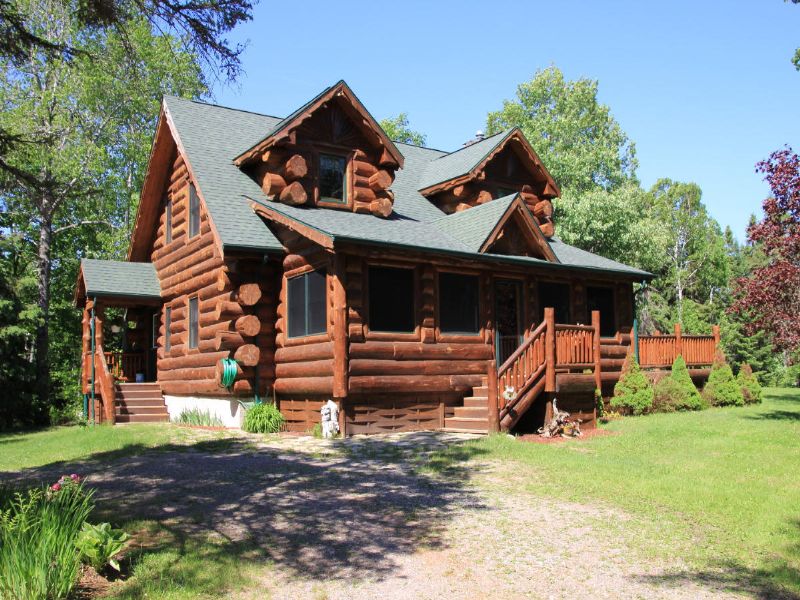 Stunning Custom Log Home : Bay Mills : Chippewa County : Michigan