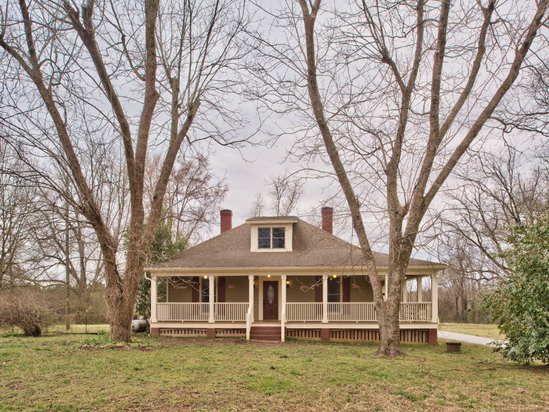 Historic Cottage, 15 Acres, Barn, Farm for Sale in 105395