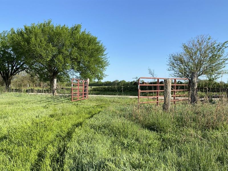 Black Top Frontage with A Lot To : Cherryvale : Montgomery County : Kansas