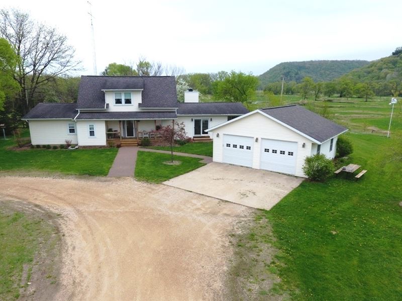 Idyllic Blue River Homestead Farm for Sale in Blue River, Grant