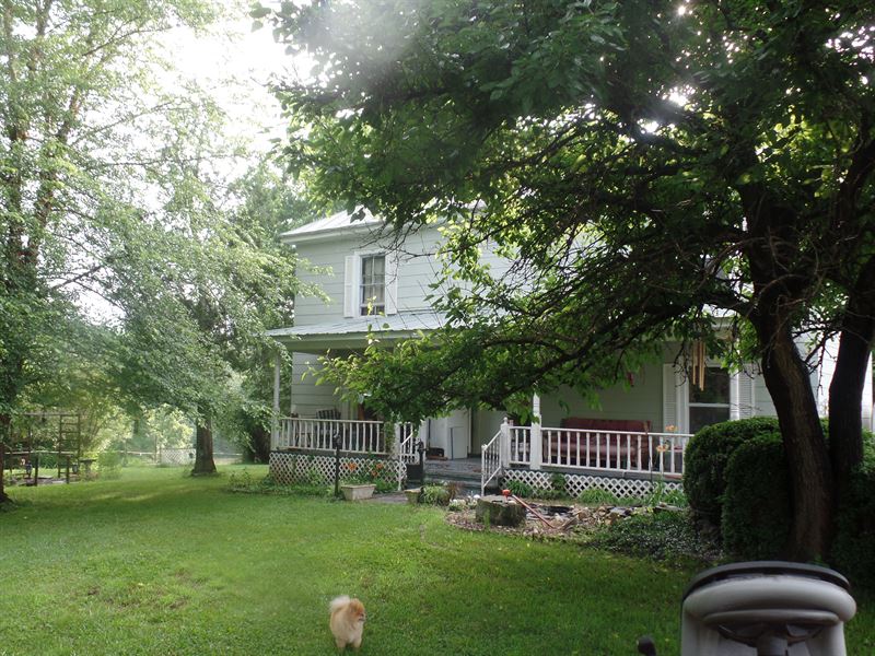 Farmhouse + 25 Acres : Keysville : Charlotte County : Virginia