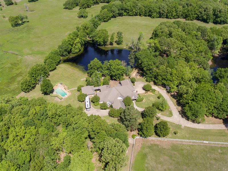 County Home In Mineola, Texas Farm for Sale in Mineola, Wood County