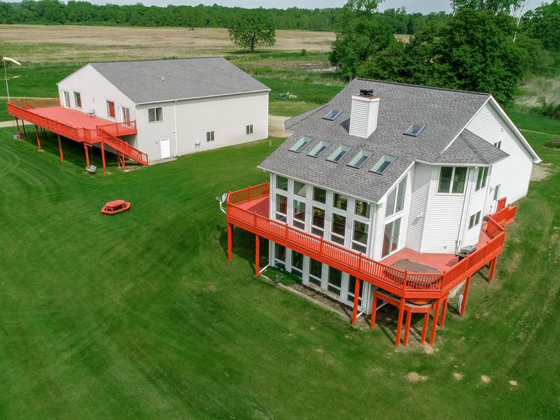 Upscale Home with Air Strip Access : Webberville : Livingston County : Michigan