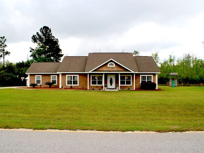 Beautiful Home With Pond, Acreage Farm for Sale in Jesup, Wayne