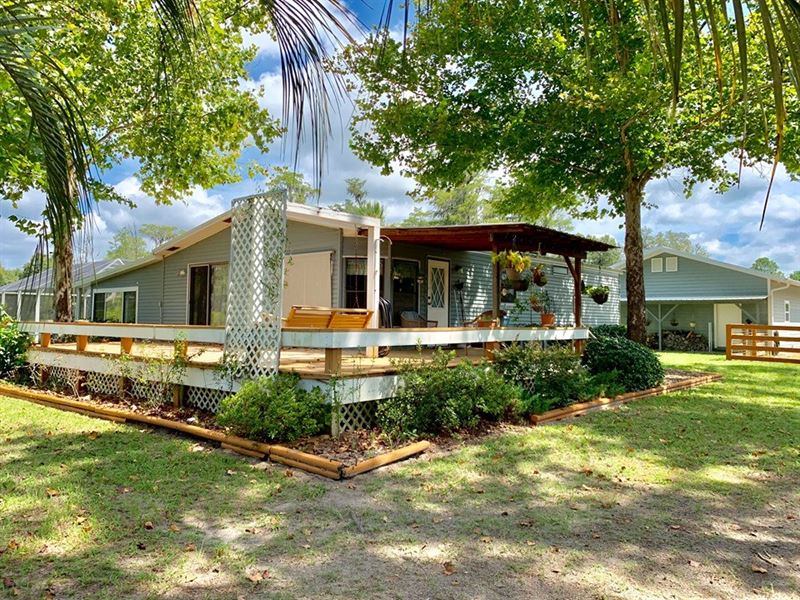 Lake Front Home Pool, Trenton Farm for Sale in Trenton, Gilchrist