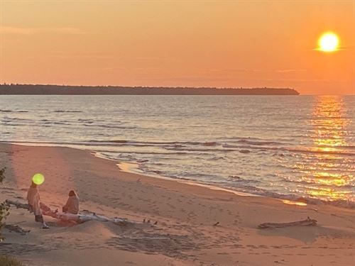 Sleeping Bay Lodge : Toivola : Ontonagon County : Michigan