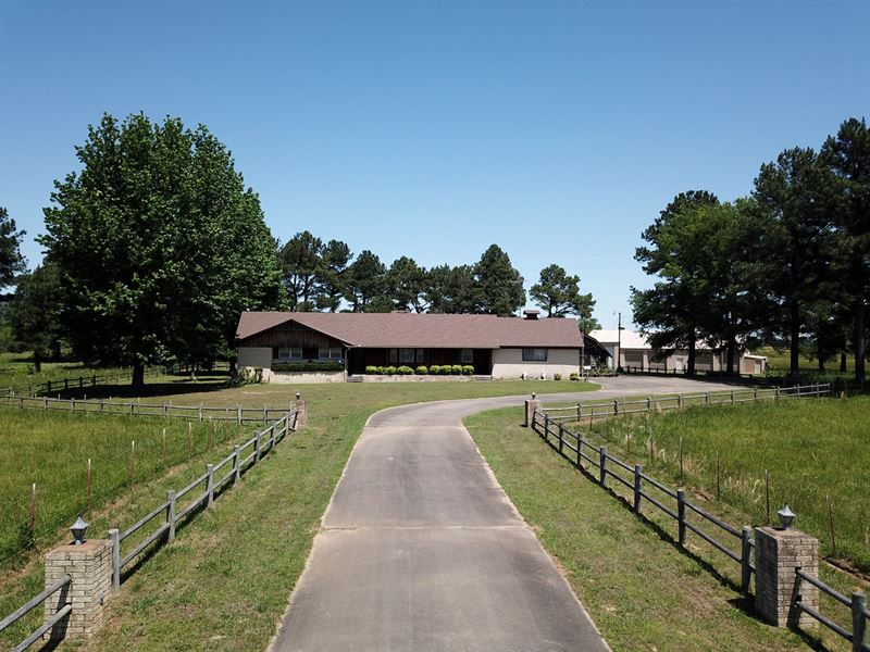 Cattle or Horse Ranch with Shop : Howe : Le Flore County : Oklahoma