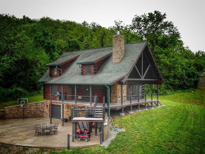 Beautiful Country Log Home Acreage : La Cygne : Linn County : Kansas