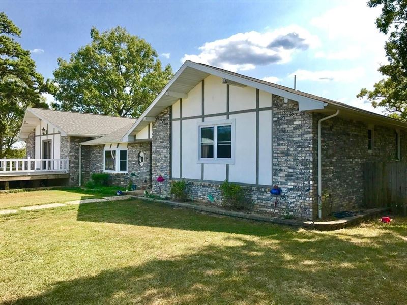 Spacious Home On 5 Acres Farm for Sale in Cabool, Texas County