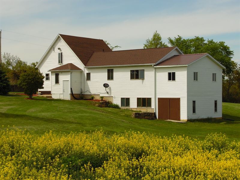 Country Home in Scales Mound Farm for Sale in Scales Mound, Jo