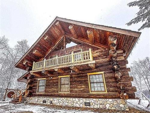 Custom Log Home, Private Lake : L'anse : Baraga County : Michigan