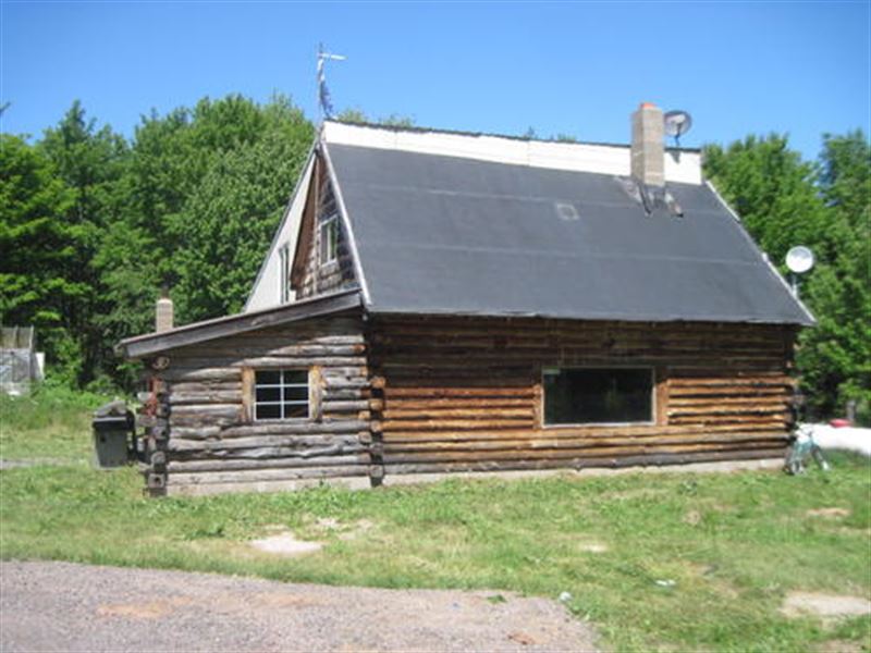 Log Home in Pelkie Farm for Sale in Pelkie, Baraga County, Michigan