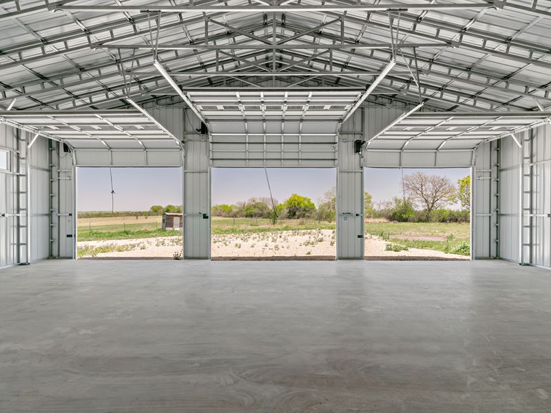 10.6 Ac Complete with Barndominium : Saint Hedwig : Bexar County : Texas