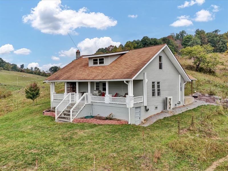 Remodeled Farmhouse on 61.82 Acres : Harrogate : Claiborne County : Tennessee