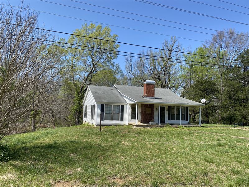 Home with Acreage and Creek : Savannah : Hardin County : Tennessee