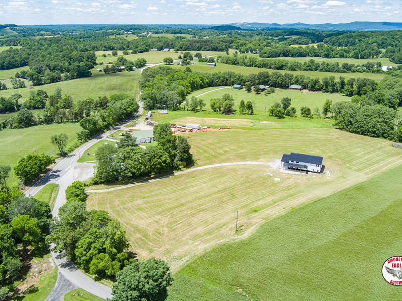 Barndo and 7.52+/- Acres : Pall Mall : Pickett County : Tennessee