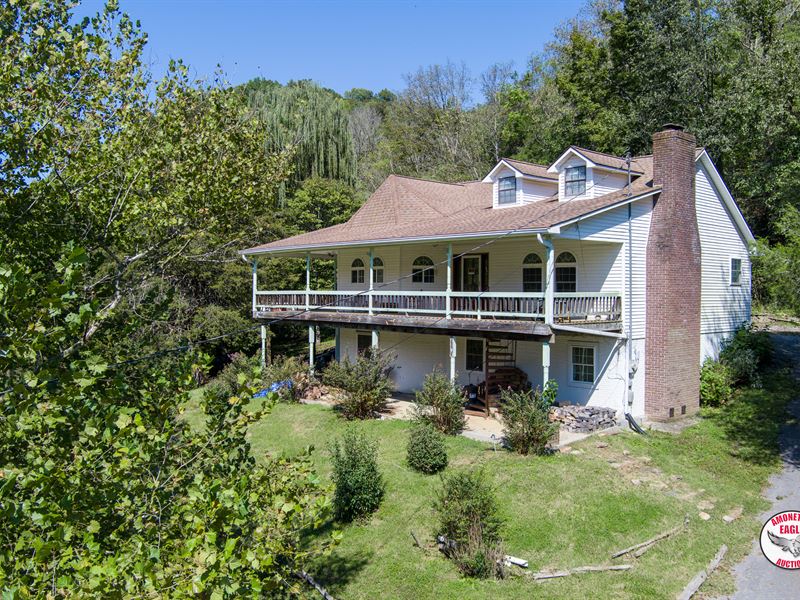 Home and Barn on 176 +/- Ac : Celina : Clay County : Tennessee