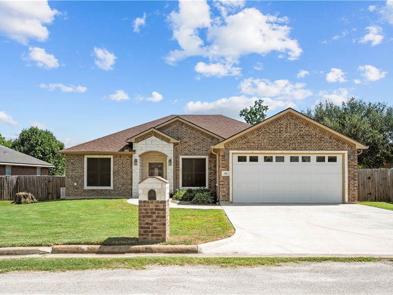 Spacious Living & Modern Comforts : Madisonville : Madison County : Texas