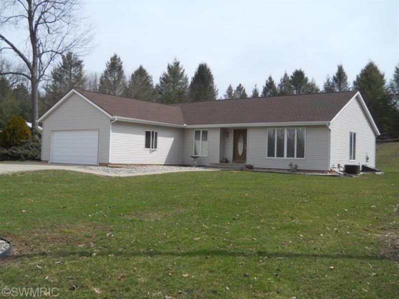 Peaceful and Private Hobby Farm : Algoma : Kent County : Michigan
