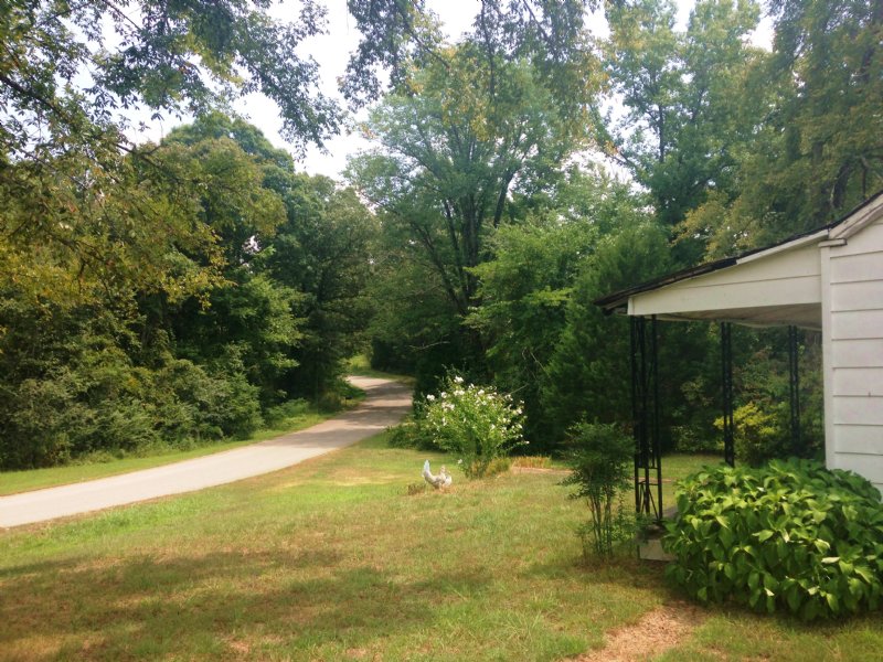 Home with 16 Acres Needs Tlc : Parsons : Decatur County : Tennessee